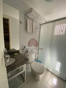 卡达斯诺瓦斯L'acqua diRoma 12345 / CN - Adriele的浴室配有卫生间、盥洗盆和淋浴。