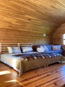 维尔纽斯FOREST RIVER RESORT的木天花板的客房内的一张床位