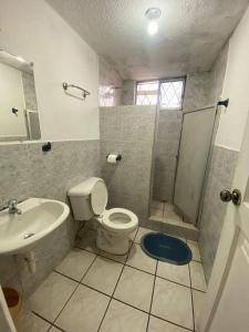 基多Hostal Almagro的浴室配有卫生间、盥洗盆和淋浴。