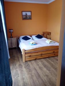 扎沃亚Willa Babia Góra的一间卧室配有带白色床单和蓝色枕头的床。
