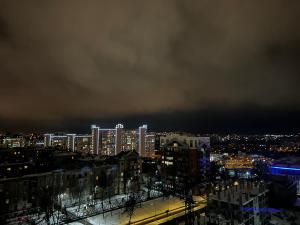 哈尔科夫Апартаменты на Данилевского的享有夜间城市景观和建筑