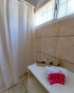 阿尔玛菲埃尔特Moras Morada的浴室设有白色的浴帘和窗户。