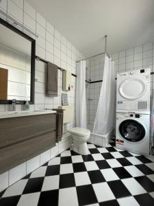 门兴格拉德巴赫Appartement mitten in der Stadt的一间带 ⁇ 制地板和洗衣机的浴室