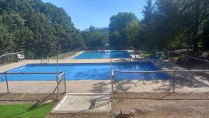 HoyocaseroCasa Rural El Encanto de Gredos的院子里游泳池的形象