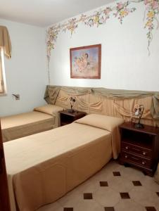 托雷瓦多阿罗吉奥斯皮亚贾格公寓的墙上花房的两张床