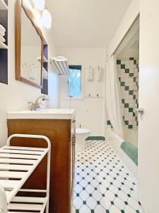 阿林顿Entire Private 3 Bedrooms 1 Bathroom Single House with Fenced Garden的一间带水槽、浴缸和卫生间的浴室
