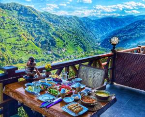 ArdeşenRizeHayatburdabungalov的山景阳台顶部的餐桌