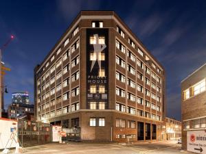伯明翰Priority Suite - Modern 2 Bedroom Apartment in Birmingham City Centre - Perfect for Family, Business and Leisure Stays by Estate Experts的建筑的侧面有标志