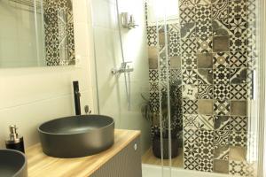 塞维利亚Nuevo Estudio moderno, agradable y cómodo的一间带黑色水槽和淋浴的浴室