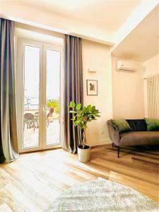罗马阿思托利亚宫舒适酒店的带沙发和滑动玻璃门的客厅