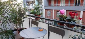 巴里Casa RA的阳台配有桌椅,种植了盆栽植物