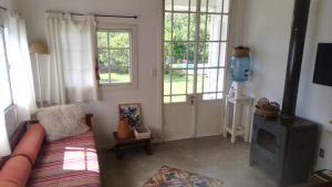 拉库布蕾Chalet Las Doritas的带沙发的客厅和带窗户的门