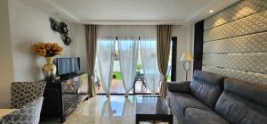 圣米格尔德阿沃纳Nice apartment, friendly complex in Tenerife South的带沙发和电视的客厅