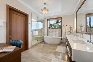 利胡埃Timbers Kauai Ocean Club & Residences的带浴缸和盥洗盆的大浴室