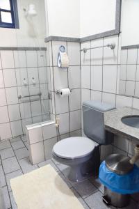 圣莱奥波尔迪娜Pousada Suiça的浴室设有蓝色的卫生间和水槽。