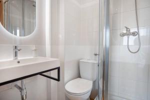 波兹南Sapphire Room Hotel Lechicka的浴室配有卫生间、盥洗盆和淋浴。