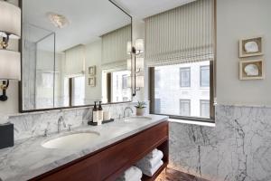 纽约The Wall Street Hotel New York City的一间带两个盥洗盆和大镜子的浴室
