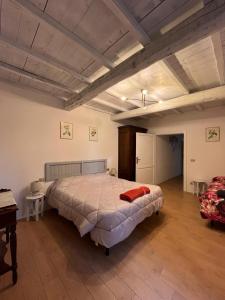 锡耶纳拉拖雷迪蒙信多利农庄酒店的一间卧室,卧室内配有一张大床