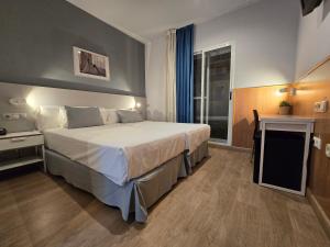 阿利坎特Rambla Alicante Contactless的一间设有大床和窗户的酒店客房