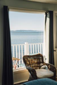 诺特达姆杜波蒂奇海上宾馆的海景窗户前的椅子