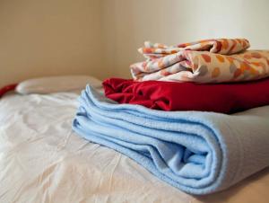 蒙特雷Monterey Hostel的床上的一大堆毛巾