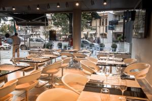 蒙得维的亚Vivaldi Hotel Loft Punta Carretas的餐厅里一排桌椅
