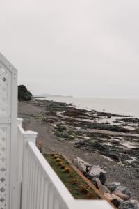 诺特达姆杜波蒂奇海上宾馆的海边的白色围栏