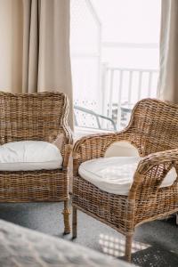 诺特达姆杜波蒂奇海上宾馆的两把藤椅坐在一个窗户的房间