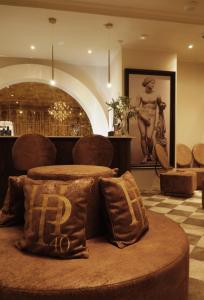 罗兹Hotel Pietryna的配有椅子和一张带枕头的桌子的房间