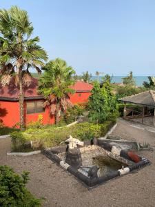 海岸角Paradise Ocean Resort的一座花园,在一座建筑前方有一个喷泉