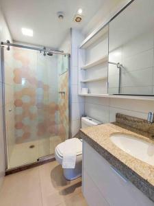 累西腓Flat em Boa Viagem的带淋浴、卫生间和盥洗盆的浴室