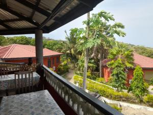 海岸角Paradise Ocean Resort的房屋的阳台享有风景。