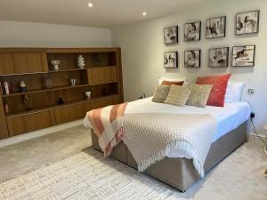 卡迪夫Beachcliff Rooms & Apartments的一间卧室配有带枕头的床