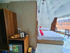 DisahEuropean luxury camp的酒店客房设有一张床和一个阳台。