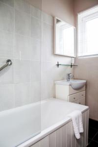 伦敦贝德福德希尔公寓的带浴缸和盥洗盆的浴室