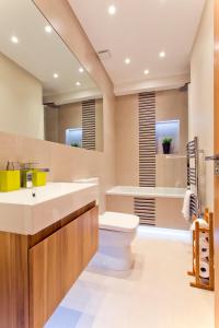 伦敦Madison Hill - Byrne Garden 2 - One bedroom home的一间带卫生间和水槽的浴室