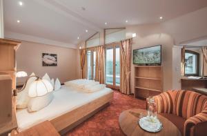 伊施格尔阿尔维塔皮兹塔斯那酒店的酒店客房配有床、沙发和桌子。