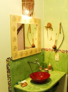 萨尔瓦多埃斯梅拉达鲍萨达宾馆的一间带红色水槽和镜子的浴室