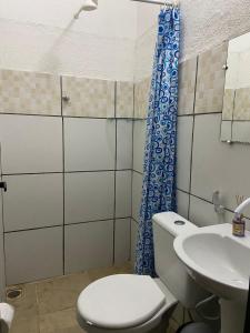 加利纽斯Pousada Galinhos的一间带卫生间和水槽的浴室
