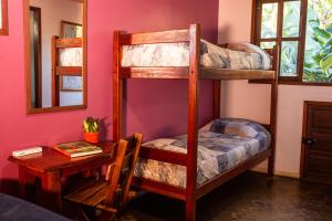 韦尔卡鲍普萨达塔图菲利兹酒店的客房设有两张双层床和一张桌子。