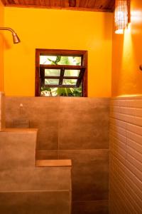 韦尔卡鲍普萨达塔图菲利兹酒店的一间带水槽和窗户的浴室