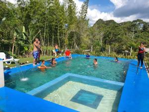 卡利马la hogareña的一群人在游泳池里