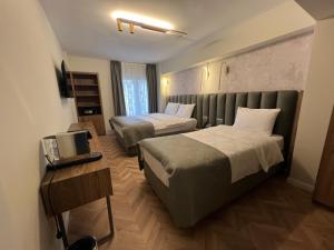 伊斯坦布尔Iris Han Hotel的酒店客房设有两张床和电视。
