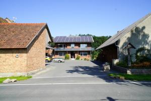 SalzkottenHaus Helga的一条街道,有一座太阳能屋顶建筑