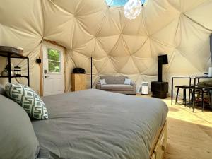 圣加布里尔德瓦尔卡捷Vallée Jeunesse Québec的帐篷内一间卧室,配有一张大床