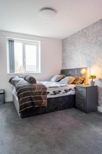 伯明翰1 Bedroom Apartment - Netflix - Close To City Centre And NEC的一间卧室设有一张大床和一个窗户。