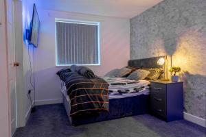 伯明翰1 Bedroom Apartment - Netflix - Close To City Centre And NEC的一间小卧室,配有床和窗户