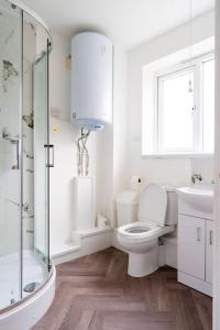 伯明翰1 Bedroom Apartment - Netflix - Close To City Centre And NEC的浴室配有卫生间、盥洗盆和淋浴。