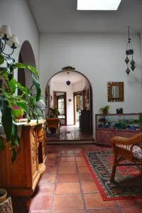 科洛尼亚-德尔萨克拉门托Posada Santa Rita的走廊上设有桌子和椅子