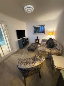 莫法特Luxury Moffat Apartment - High End Furnishing的客厅配有2张沙发和1台平面电视